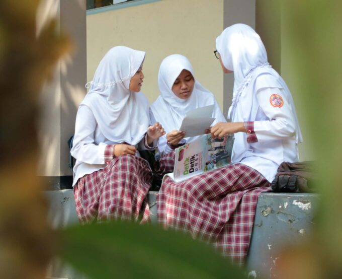Mendekatkan Diri pada Sastra: Diskusi Buku dan Klub Penulis di Sekolah Mendekatkan Diri pada Sastra: Diskusi Buku dan Klub Penulis di Sekolah